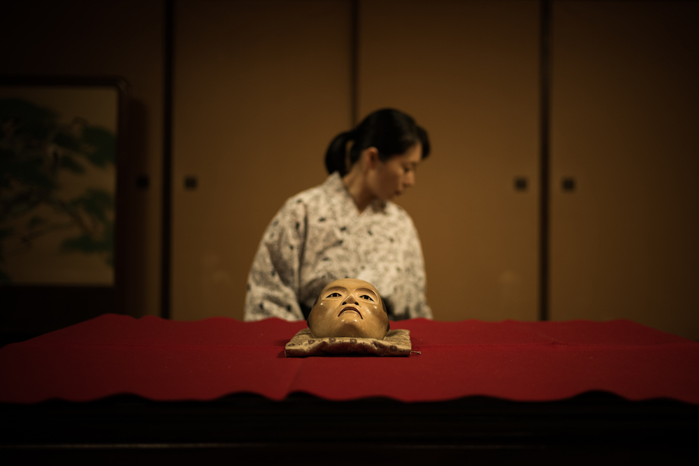 The ritual of the costume in Noh traditional theater.