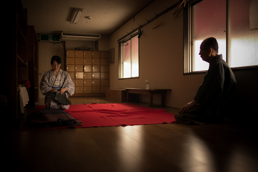 The ritual of the costume in Noh traditional theater.