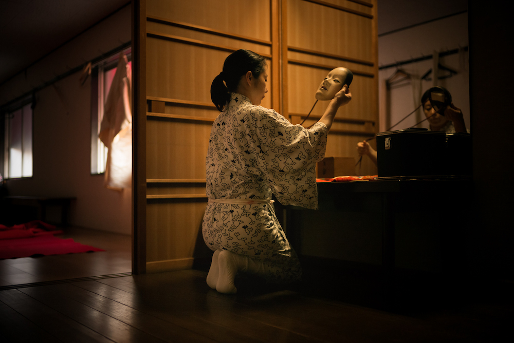 The ritual of the costume in Noh traditional theater.