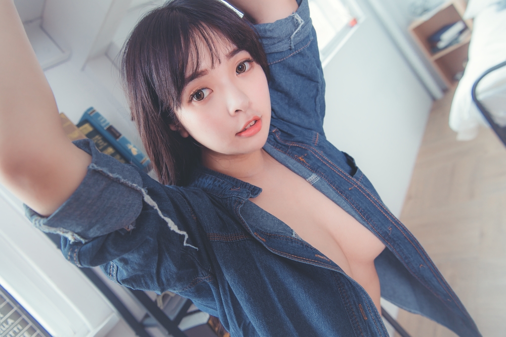 Girl & fine art