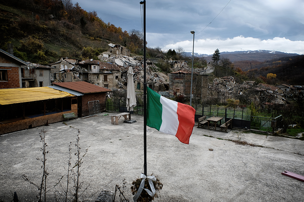 Nel centro del cratere, la vita